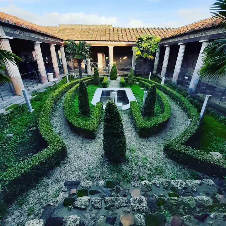 Jardin classique aux haies sculptées entretenu par Côté Paysage